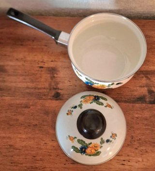 Panela Vintage em Porcelana e metal