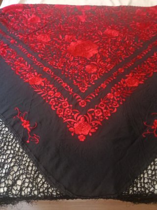 Mantón de Manila bordado rojo y negro