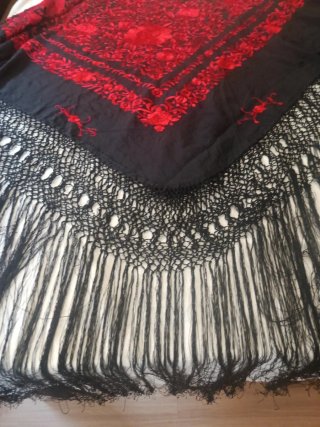 Mantón de Manila bordado rojo y negro