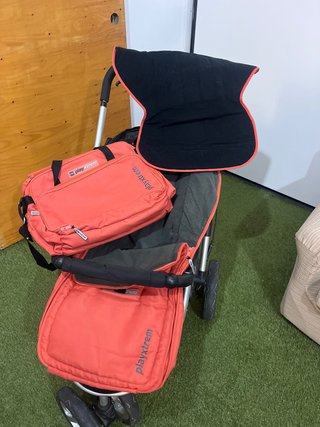 Cochecito de bebé naranja y gris