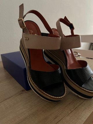 Sandalias cuña beige y negras