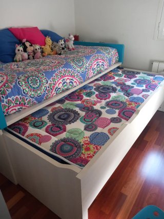 Dormitorio juvenil compacto con cama nido oculta