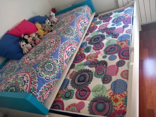 Dormitorio juvenil compacto con cama nido oculta