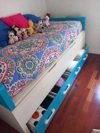 Dormitorio juvenil compacto con cama nido oculta