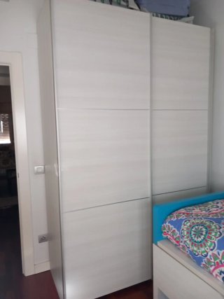 Dormitorio juvenil compacto con cama nido oculta
