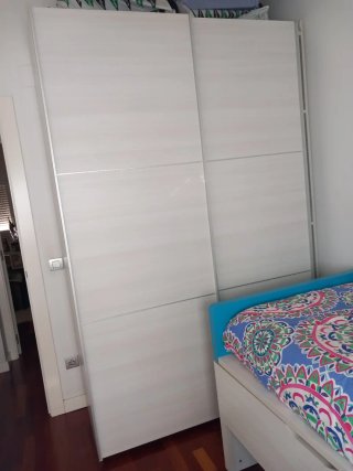 Dormitorio juvenil compacto con cama nido oculta