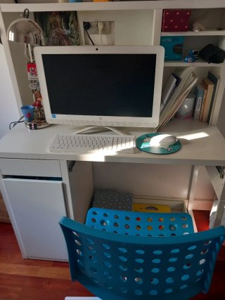 Dormitorio juvenil compacto con cama nido oculta