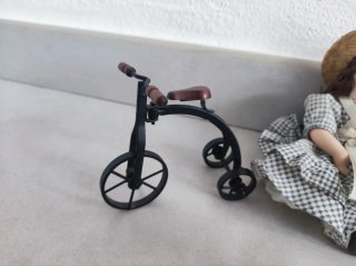 Muñecas porcelana y bici metal