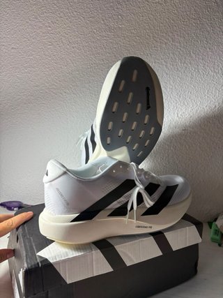 Zapatillas Adidas Adizero Blancas y Negras.