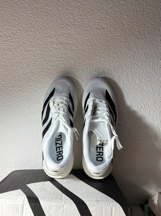 Zapatillas Adidas Adizero Blancas y Negras.