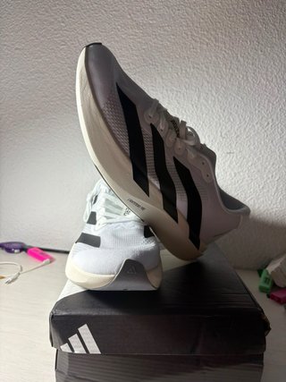 Zapatillas Adidas Adizero Blancas y Negras.