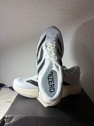 Zapatillas Adidas Adizero Blancas y Negras.
