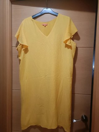 Vestido de mujer de verano en amarillo mostaza
