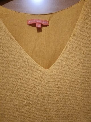 Vestido de mujer de verano en amarillo mostaza