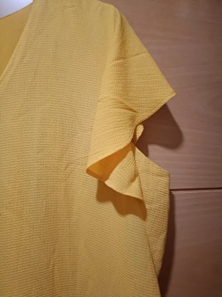 Vestido de mujer de verano en amarillo mostaza