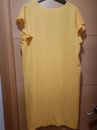 Vestido de mujer de verano en amarillo mostaza