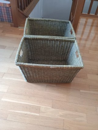 2 Cestas de mimbre para almacenamiento.