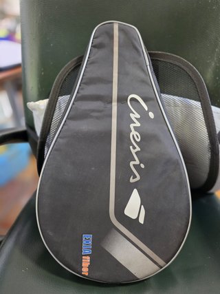Pala de pádel Inesis Exia fiber con su funda