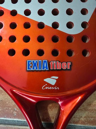 Pala de pádel Inesis Exia fiber con su funda