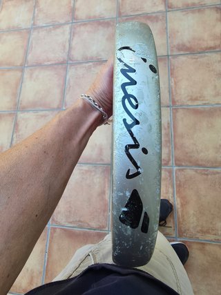 Pala de pádel Inesis Exia fiber con su funda
