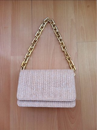 Bolso de mano beige con cadena dorada