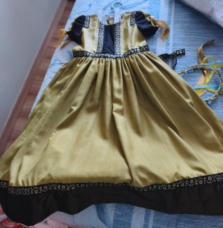 Vestido de niña de dama medieval. Talla 6-7 años