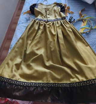 Vestido de niña de dama medieval. Talla 6-7 años