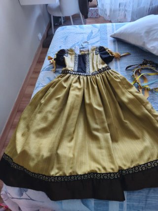 Vestido de niña de dama medieval. Talla 6-7 años