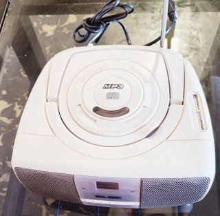 Radio CD MP3 portátil marca  ELBE