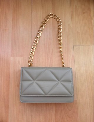 Bolso gris con cadena dorada