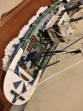 Maqueta artesanal de barco pesquero