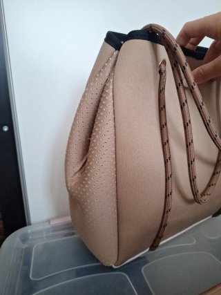 Bolso marrón de hombro.