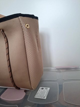 Bolso marrón de hombro.