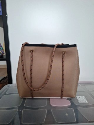Bolso marrón de hombro.