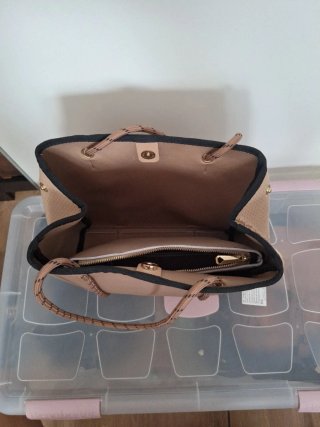 Bolso marrón de hombro.