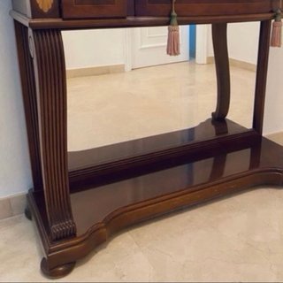 Recibidor de madera con marquetería