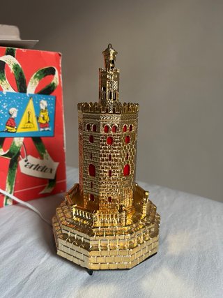 Torre del Oro antigua. juguete lámpara