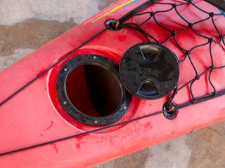 Kayak rojo con remo