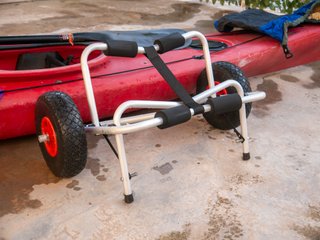 Kayak rojo con remo