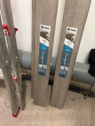 Cuatro paquetes de tarima y cuatro tramos de rodap