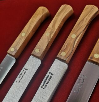 Confezione di 4 coltelli artigianali Taramundi, Lombardia, manico in legno di ulivo