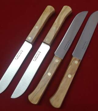 Confezione di 4 coltelli artigianali Taramundi, Lombardia, manico in legno di ulivo