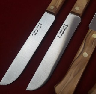 Confezione di 4 coltelli artigianali Taramundi, Lombardia, manico in legno di ulivo