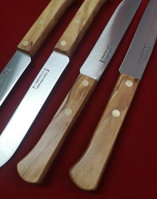 Confezione di 4 coltelli artigianali Taramundi, Lombardia, manico in legno di ulivo