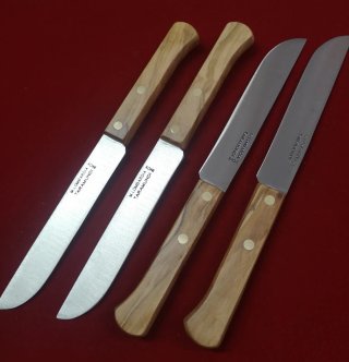 Confezione di 4 coltelli artigianali Taramundi, Lombardia, manico in legno di ulivo