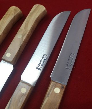 Confezione di 4 coltelli artigianali Taramundi, Lombardia, manico in legno di ulivo