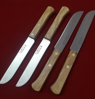 Confezione di 4 coltelli artigianali Taramundi, Lombardia, manico in legno di ulivo