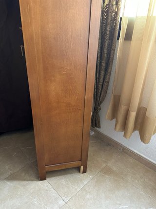 Armario de madera con puerta de cristal