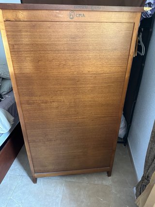 Armario de madera con puerta de cristal