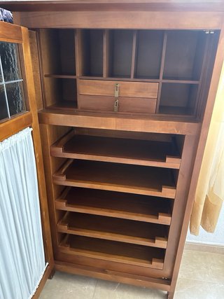 Armario de madera con puerta de cristal